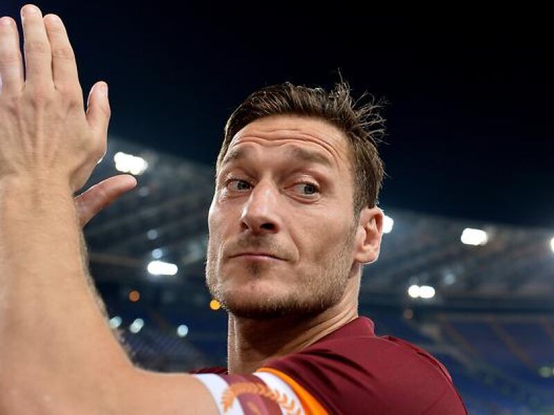 Ídolo da Roma, Totti troca futebol pelo basquete e terá salário milionário em novo clube; entenda
