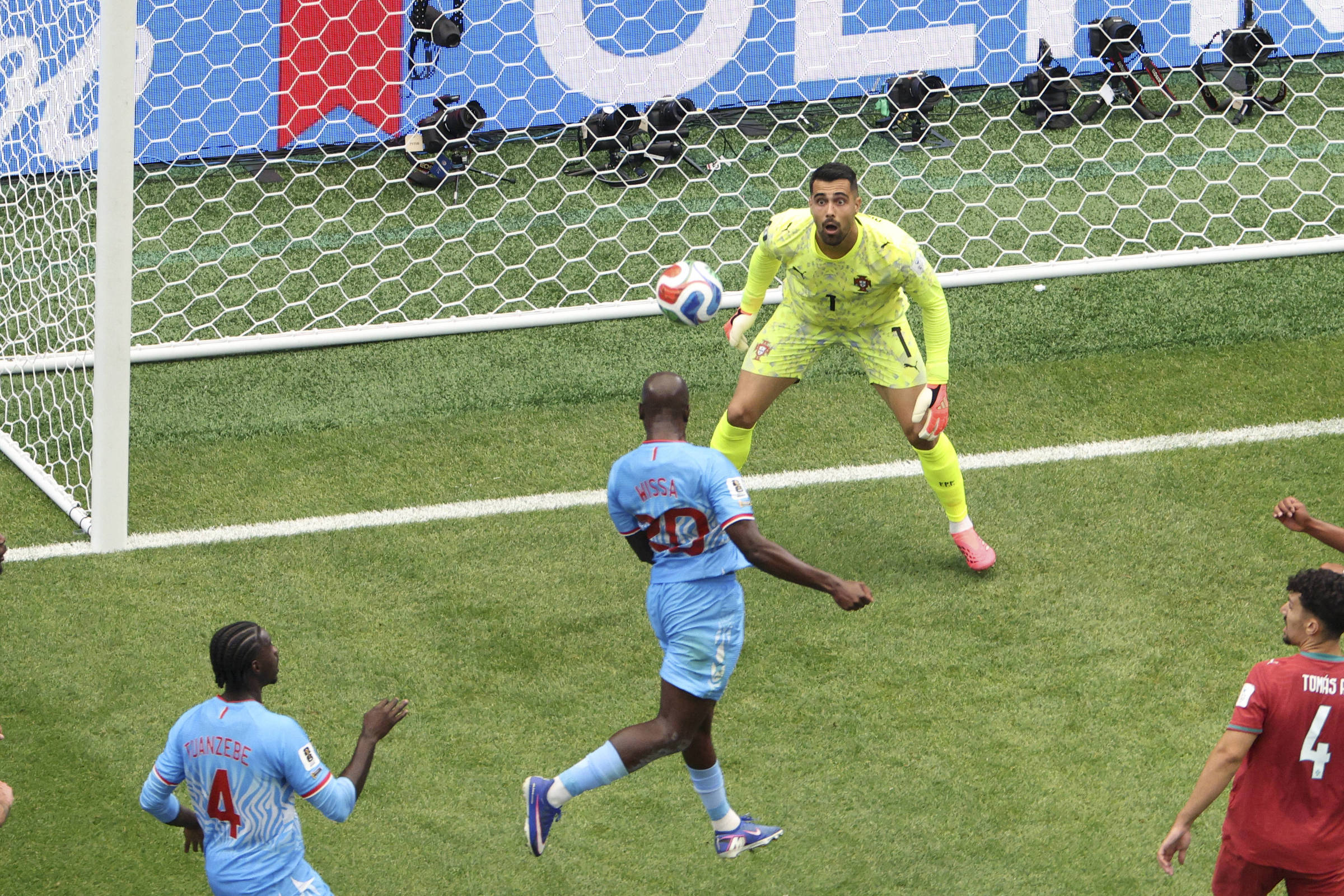 Yoane Wissa, autor do 1º gol do Congo em Copas, usou rede social para se apresentar a federação