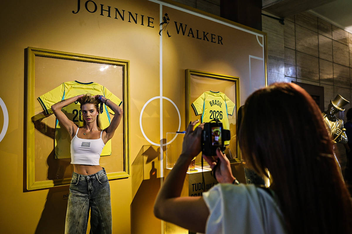 Moda ofusca futebol em transmissão de jogo entre Brasil e Japão na Copa