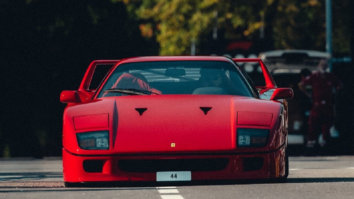 Hamilton resgata Ferrari F40 esquecida por 30 anos