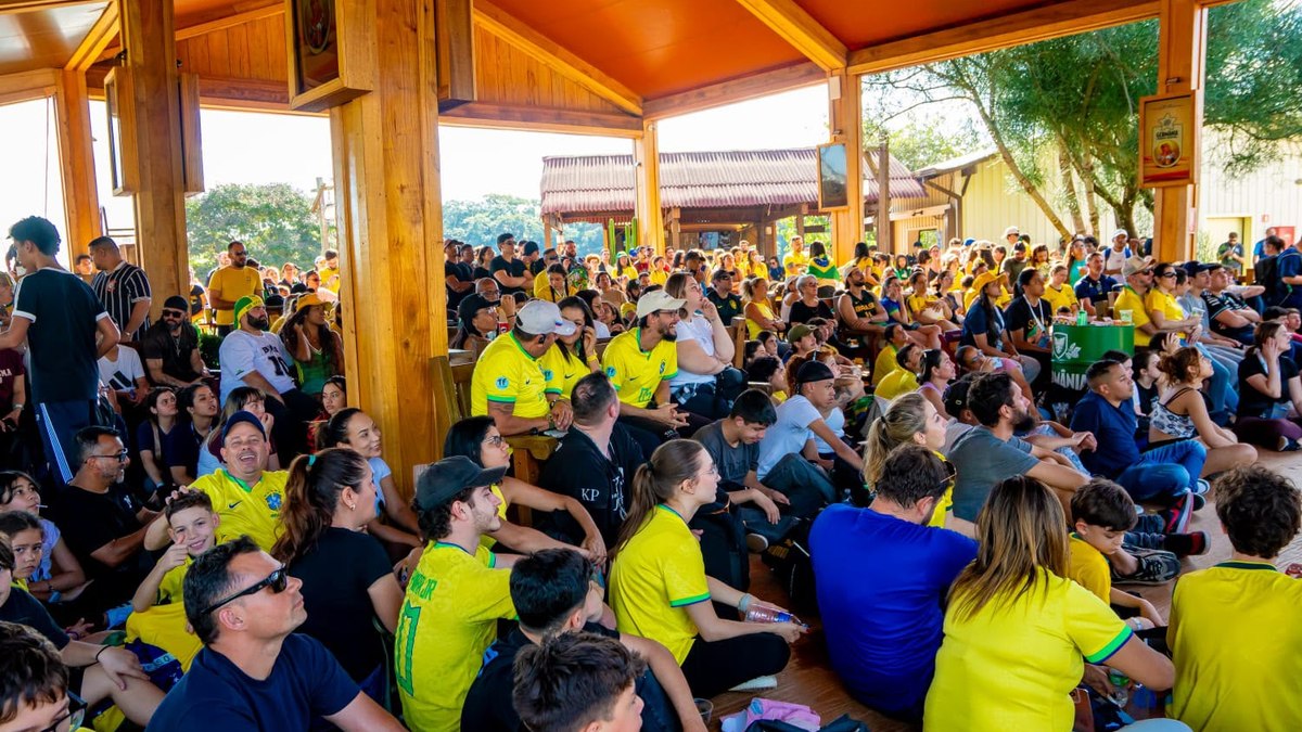 Multidão assiste a vitória do Brasil no Hopi Hari