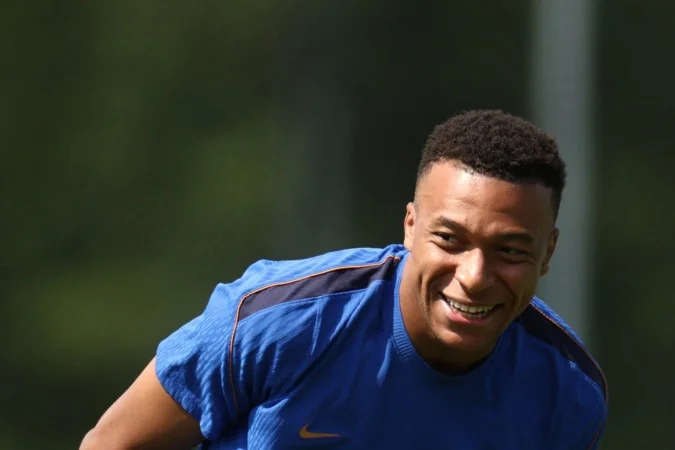Kylian Mbappé troca Nike pela marca suíça On