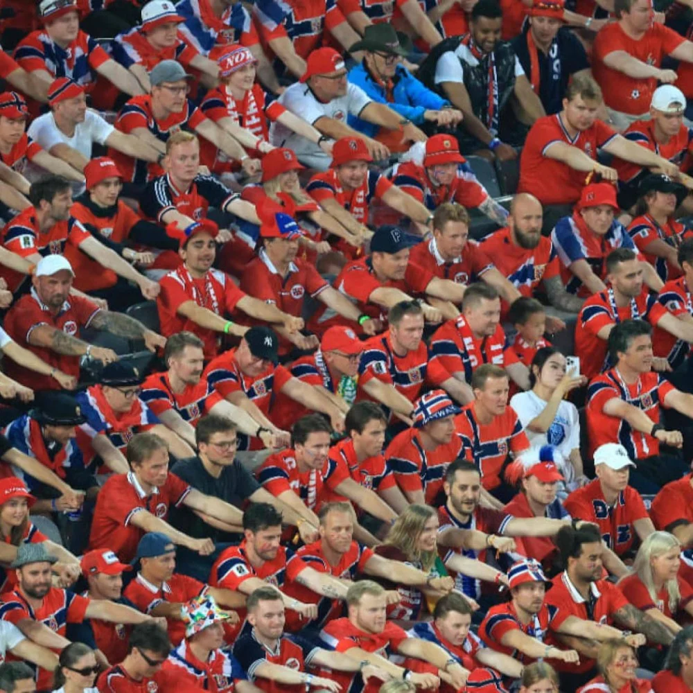 Empolgação da arquibancada ao vestiário: Noruega faz festa única na Copa com direito a remada viking