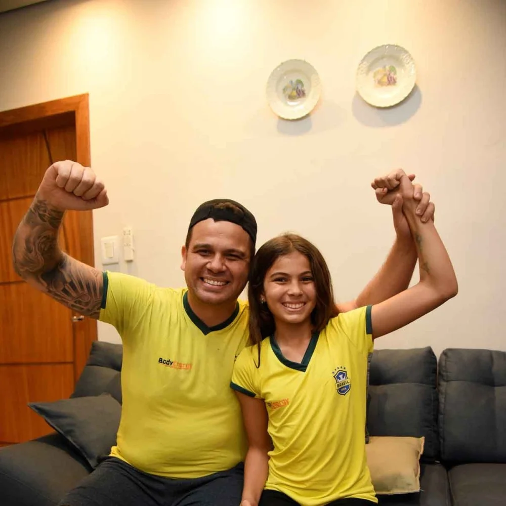 Coraçõezinhos a mil: crianças esquentam a torcida pelo hexa na Copa