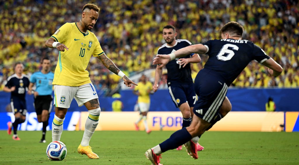 Neymar se torna segundo jogador a vestir a camisa 10 do Brasil em quatro Copas