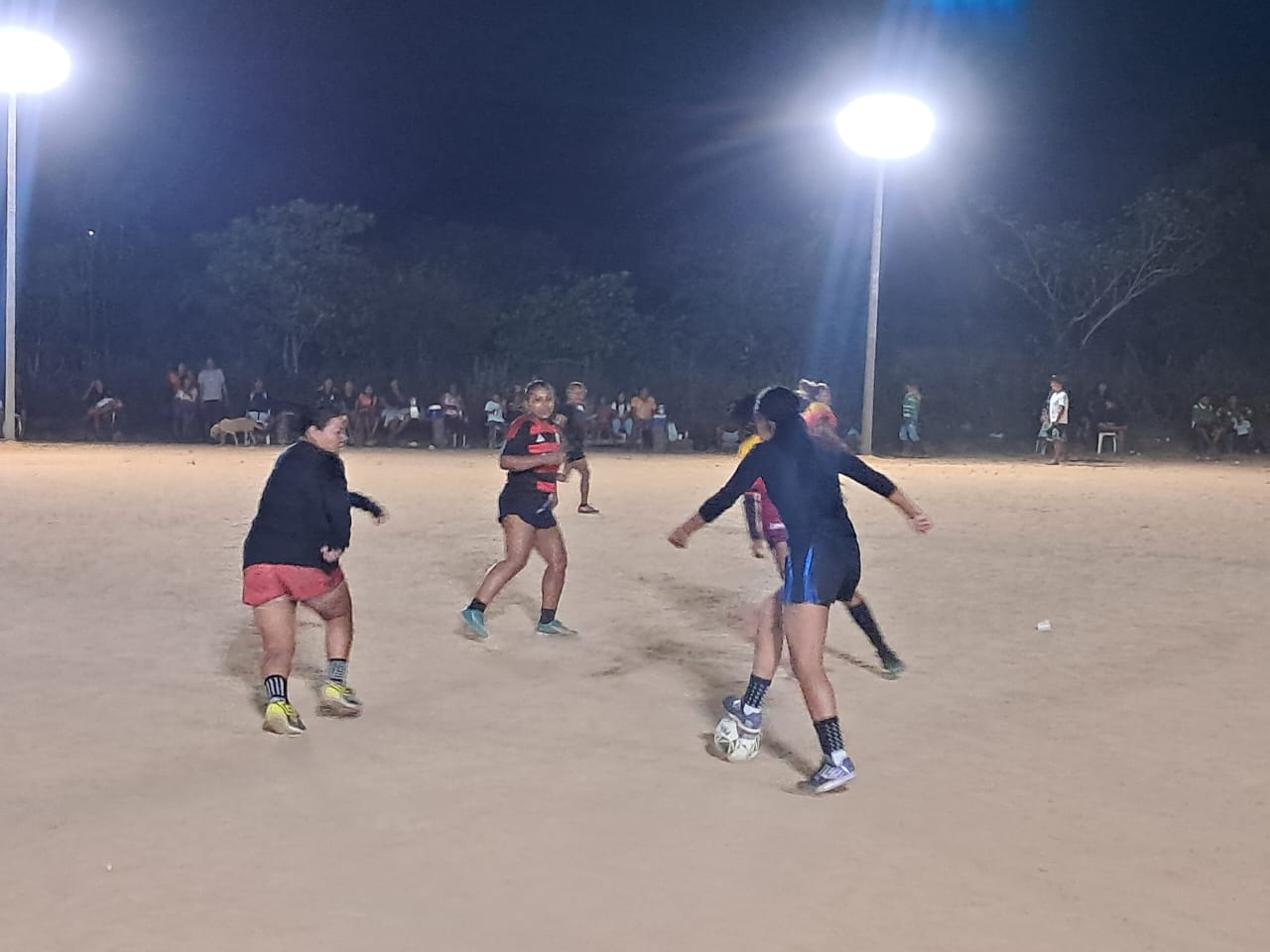 Campo de futebol é iluminado e ganha projeto de escolinha no bairro Venezuela, em Uiramutã