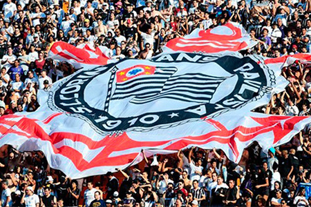 Corinthians é impedido de vender camisa comemorativa sem aval de criadores