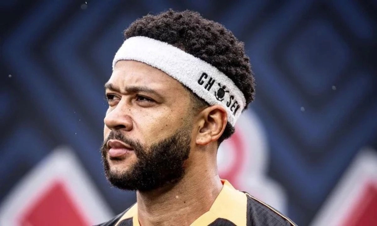 Torcida picha muros do clube e pede saída de Memphis: 'Salário de milhões, futebol de centavos'