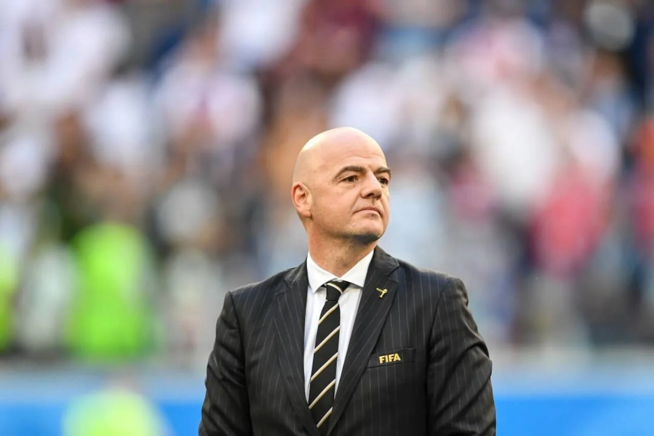 Infantino se desculpa por erros em planos controversos, mas mantém apoio da FIFA
