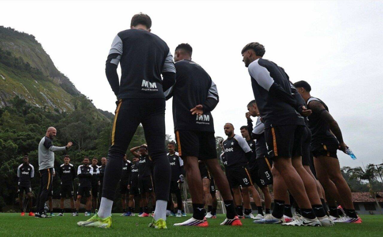 Elenco do Botafogo parabeniza clube pelos 122 anos antes de viagem para jogo importante na Sul